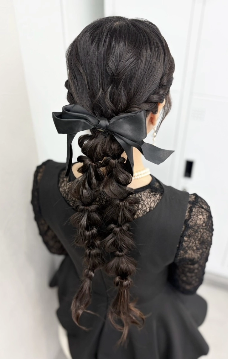 横浜駅近郊徒歩5分｜結婚式ヘアセットならSTYLE横浜｜ツイン編みおろし×リボンの華やかお呼ばれヘア