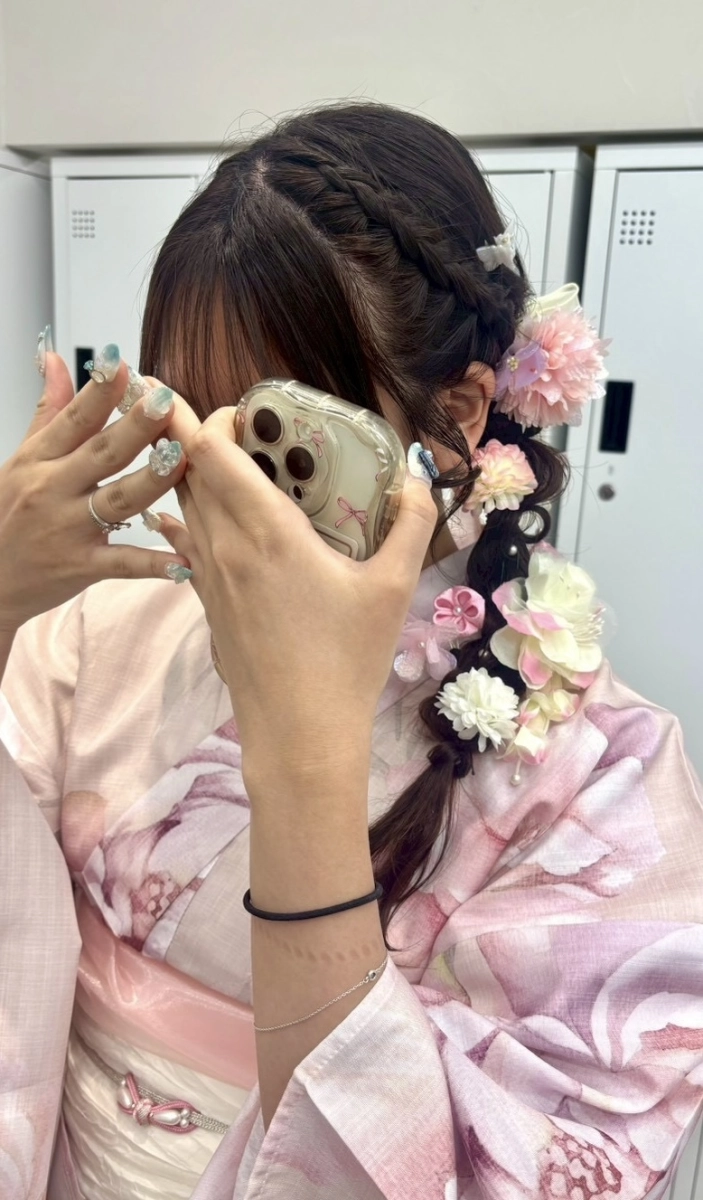 夏の一大イベントといえば、横浜花火大会。  せっかく浴衣を着るなら、ヘアスタイルまでこだわって最高の思い出を作りませんか？  横浜駅近郊・徒歩5分のSTYLE横浜では、浴衣着付けとヘアセットをセットでご利用いただけます。  今年特に人気なのが、ナチュラルな
