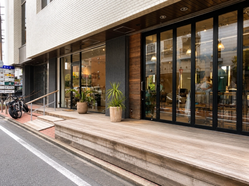 大きな窓とウッドデッキのあるお店