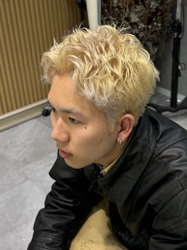 ハイトーンスパイキーショートブロンド