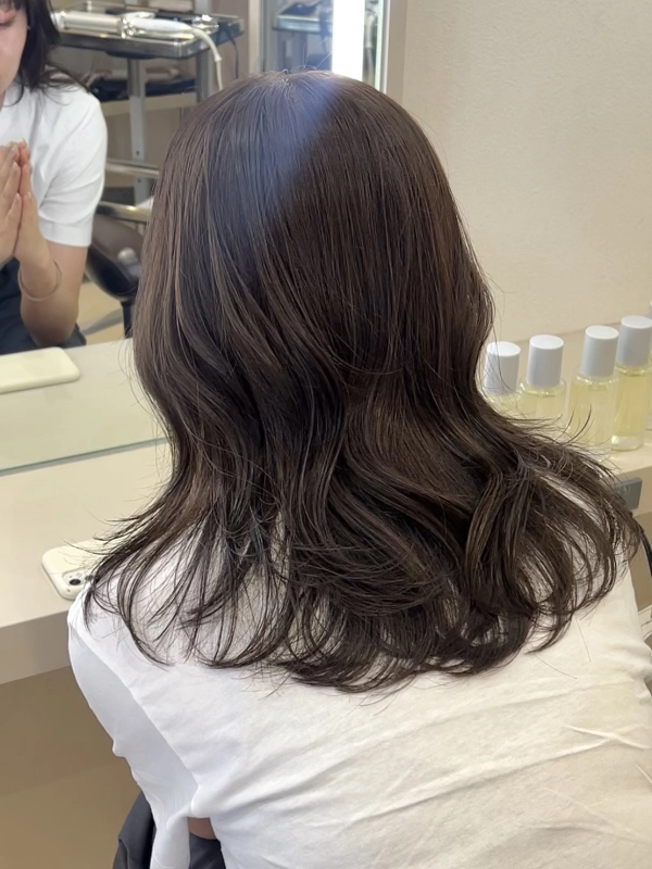 ブリーチなしアッシュブラウン×レイヤーカット