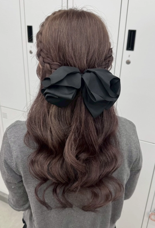 横浜駅近郊徒歩5分 横浜で結婚式ヘアセット/横浜お呼ばれヘアセット/横浜ヘアセット/横浜結婚式ヘアアレンジ/横浜お呼ばれヘアアレンジ/横浜カチモリ/横浜立体リボン/横浜くるみちゃんヘア/横浜シニヨン/横浜ゆるふわアップ/横浜編みおろし/横浜ハーフアップ/横浜タイト系/金箔/ビックリボン/ビックシュシュ