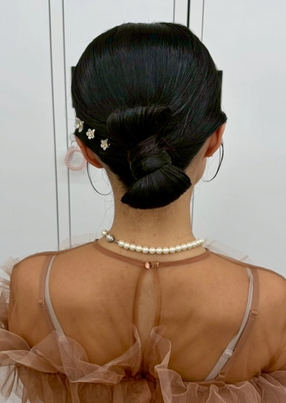 横浜で結婚式ヘアセット/横浜お呼ばれヘアセット/横浜ヘアセット/横浜結婚式ヘアアレンジ/横浜お呼ばれヘアアレンジ/横浜カチモリ/横浜立体リボン/横浜くるみちゃんヘア/横浜シニヨン/横浜ゆるふわアップ/横浜編みおろし/横浜ハーフアップ/横浜タイト系/金箔/ビックリボン/ビックシュシュ