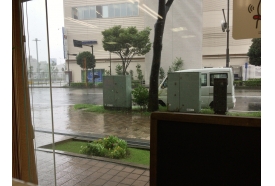 本日台風直撃です！”